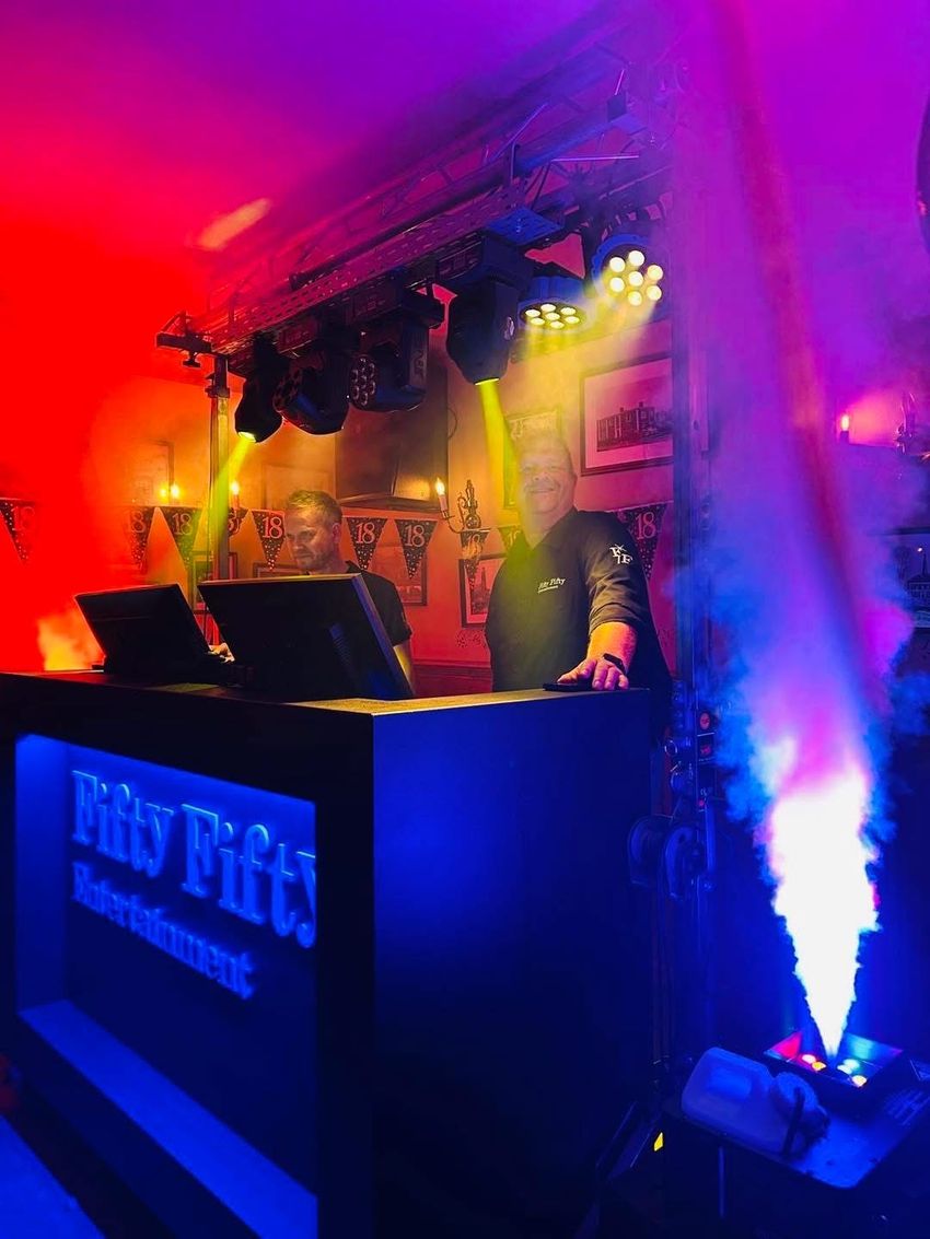 Martijn als DJ op het podium
